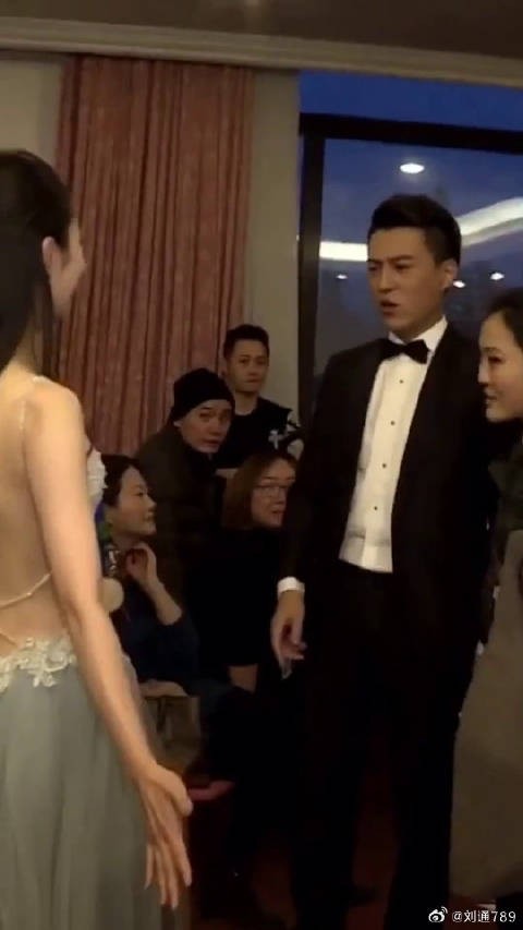 老干部靳东看到胡歌媳妇眼睛都直了,不得不说宋轶初看一般,越看越好看啊!