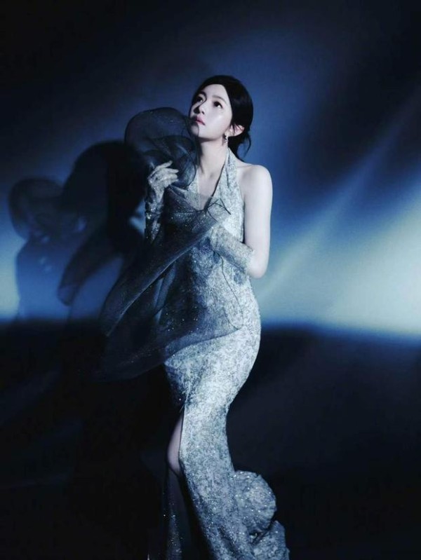 陈妍希穿闪钻挂脖人鱼裙优雅冷艳