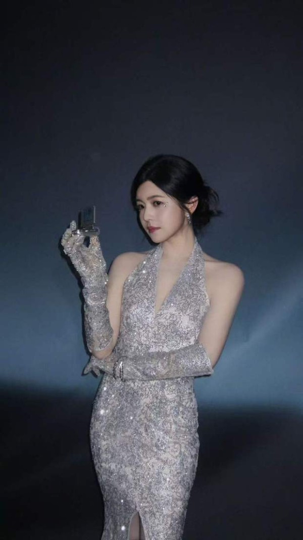 陈妍希眼妆显精致灵动。