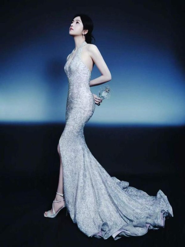 陈妍希背手，抬眸优雅冷艳。