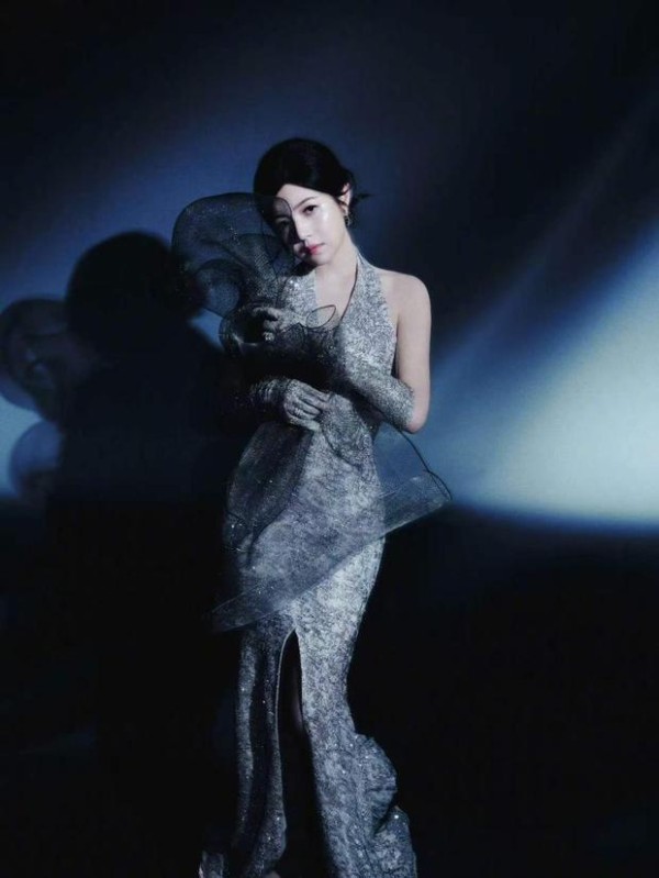 陈妍希眼神清冷魅惑。