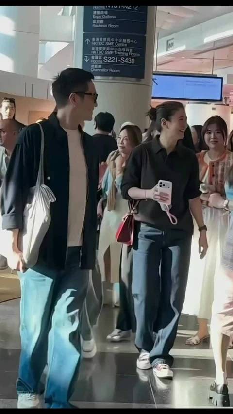 张智霖袁咏仪香港看展，胡须花白显沧桑