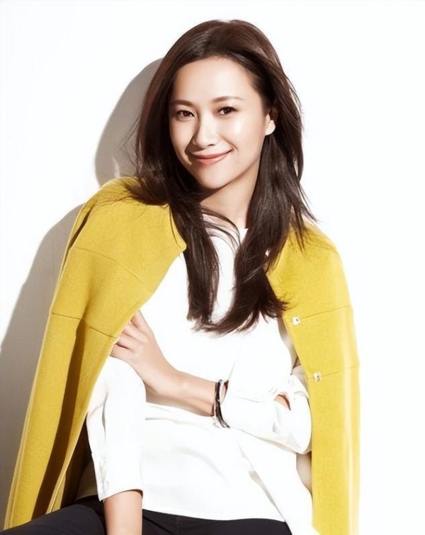 徐静蕾和黄立行在美现状，黄立行头发全白了，徐静蕾也朴实了