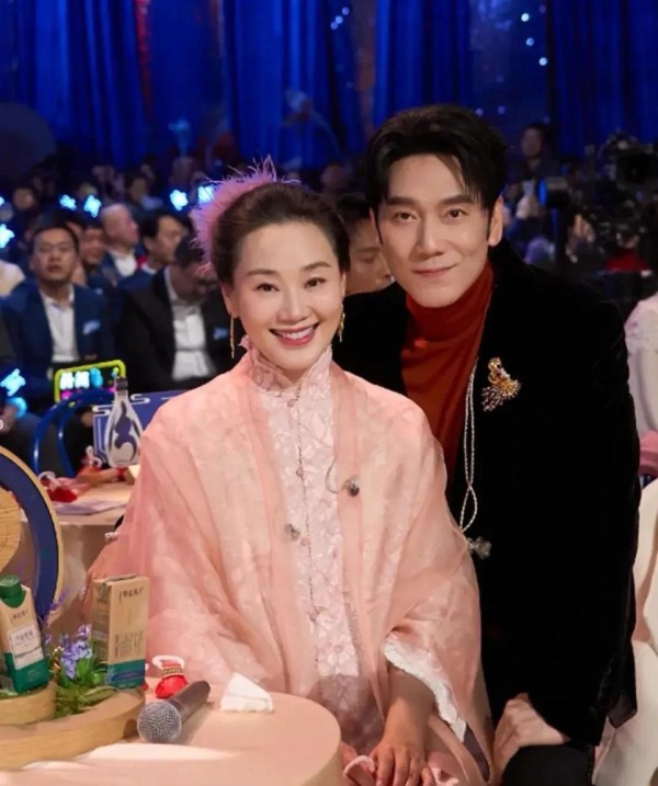 林依轮54岁妻子山里采蘑菇，脸年轻得不像话，头上白发却暴露年龄