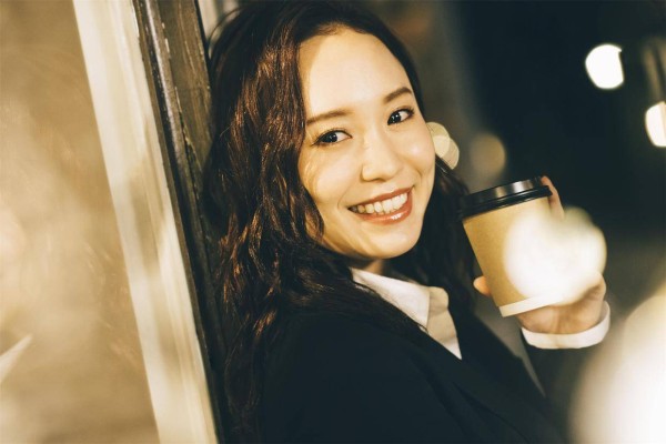 有老公的女人让你这么做,就是默许越界了,别靠近,别纠缠