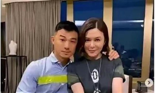 62岁关之琳挽着27岁男模:别人骂老牛吃嫩草,她笑得比谁都甜