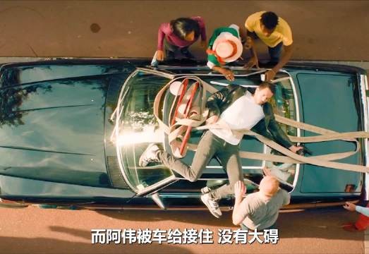 警察伪装病人抓嫌犯,误被隆胸手术