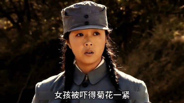 女兵在野外撒尿,不料意外却发生了