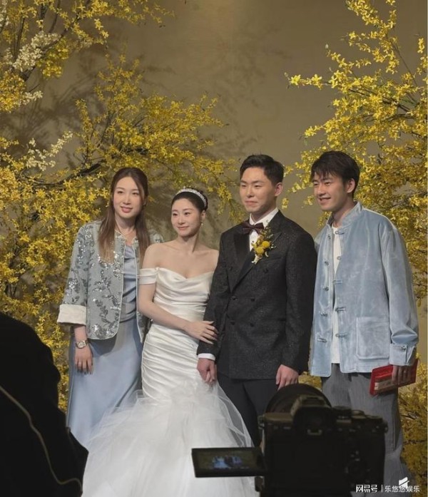 钱天一王昶参加好友婚礼，穿新中式情侣装，王昶兜里装了很多红包