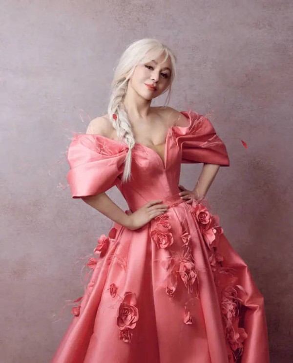 搜狐娱乐讯 近日，王琳晒出自己穿粉色长裙的美照，一头银发太抢镜，有点“冰雪女王”的既视感。