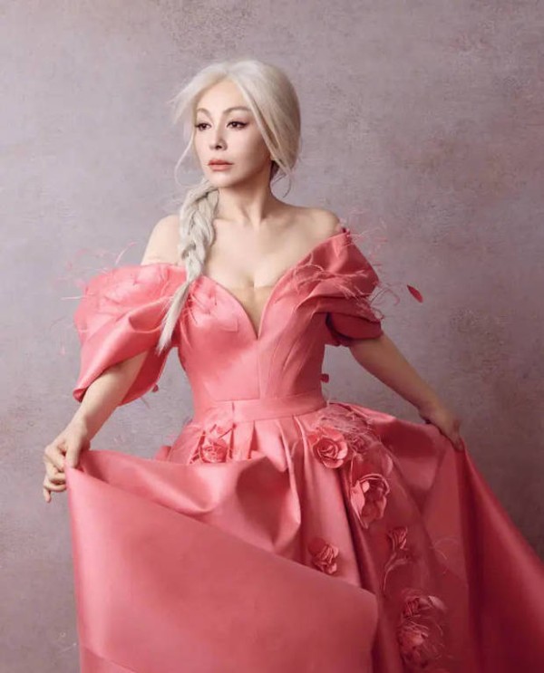 王琳秀出好身材。