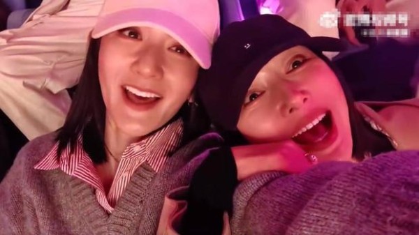 谢娜秦岚合影。