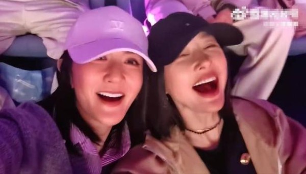 谢娜秦岚一起看演唱会。
