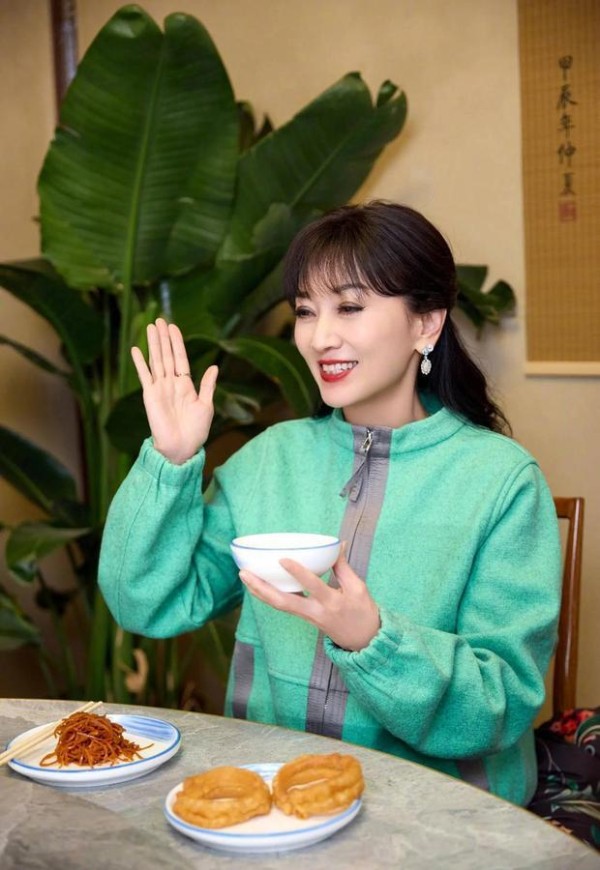 赵雅芝喝豆汁儿吃焦圈儿 笑容灿烂感染力十足