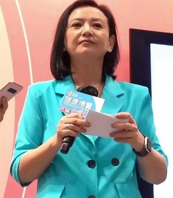 曾华倩无滤镜生图，她的变化太大了，年轻时的她算得上是顶级神颜