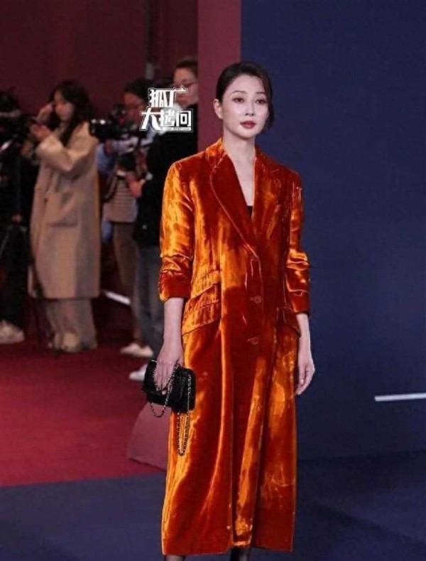 36岁杨颖上海红毯遭冷遇，从前顶流如今连名字都没，太让人心疼