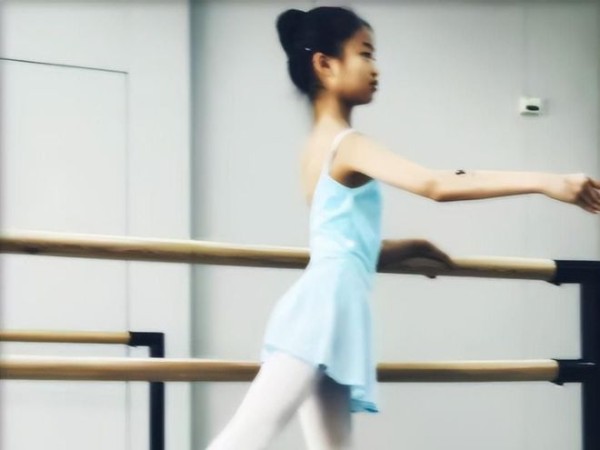 姚晨晒女儿近照，9岁茉莉长成小美女，又瘦又高超像妈妈