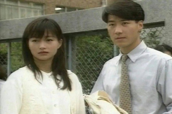 香港知名天王红馆开唱近镜状态曝光,59岁自然老去获激赞,网民直呼一绝