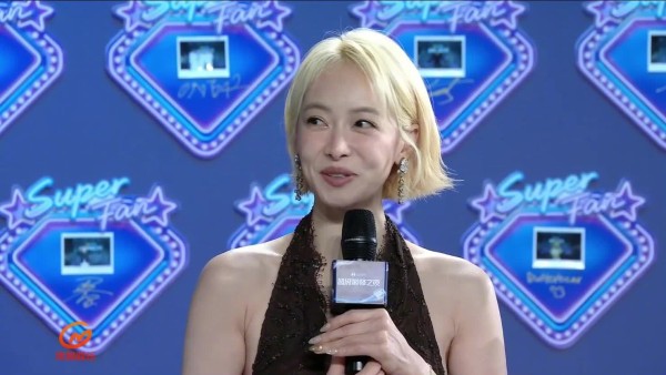 宋茜金发露背黑裙亮相QQ音乐巅峰之夜