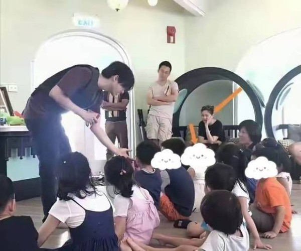 大S去小玥儿学校旧照曝光 托腮看女儿上课温柔感满满