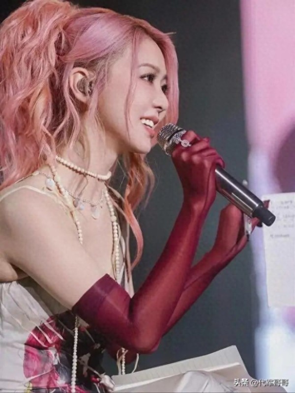 44岁薛凯琪近况曝光！经历多段恋情还单身，演唱会大胆穿搭引争议