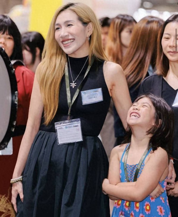 赌王千金何超盈太骄傲：给6岁女儿办画展 小公主斩获儿童艺术大奖