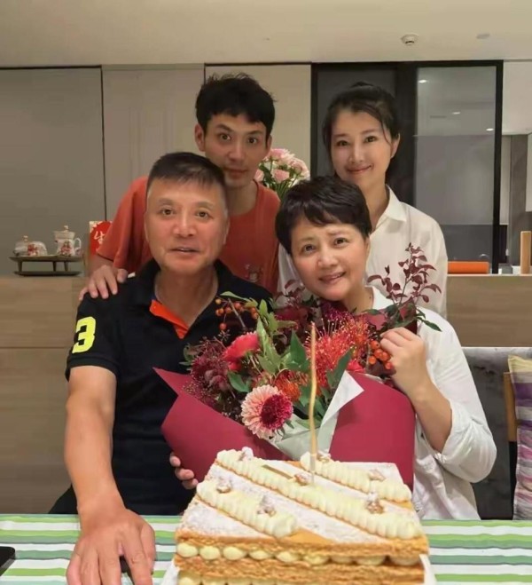 63岁刘之冰邮轮庆生泪目,茹萍素颜相伴,继子继女缺席引热议