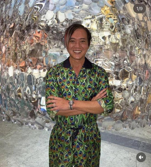 洪永时回香港看艺术展,一身土豪装引人注目,与妻子搂腰旁若无人