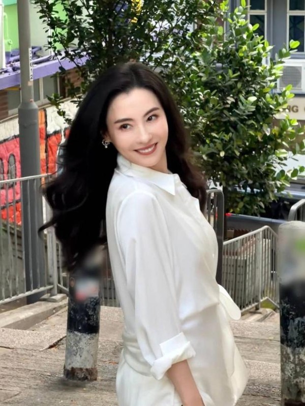 张柏芝纯白套装街拍状态松弛