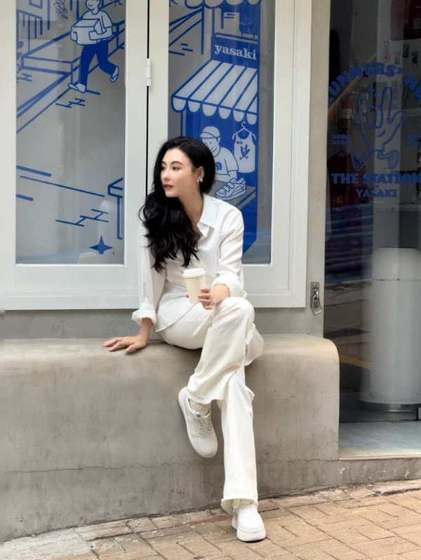 张柏芝穿白衬衫温柔明媚。