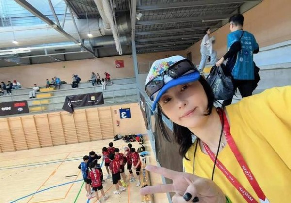 张柏芝球场比耶,黄衣活力满满。