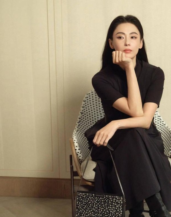张柏芝坐椅拍大片,黑裙尽显飒爽气场。