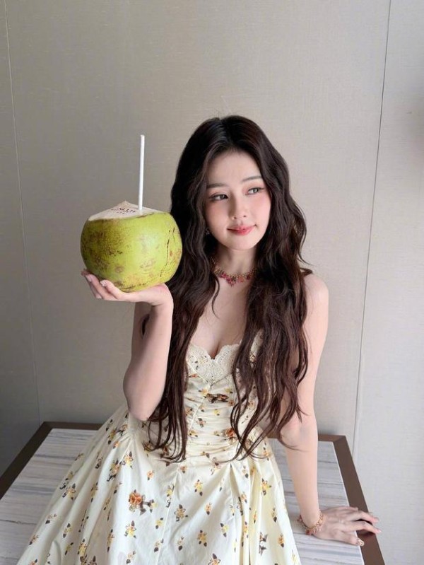 白鹿穿碎花吊带裙，捧椰子甜笑元气又活力