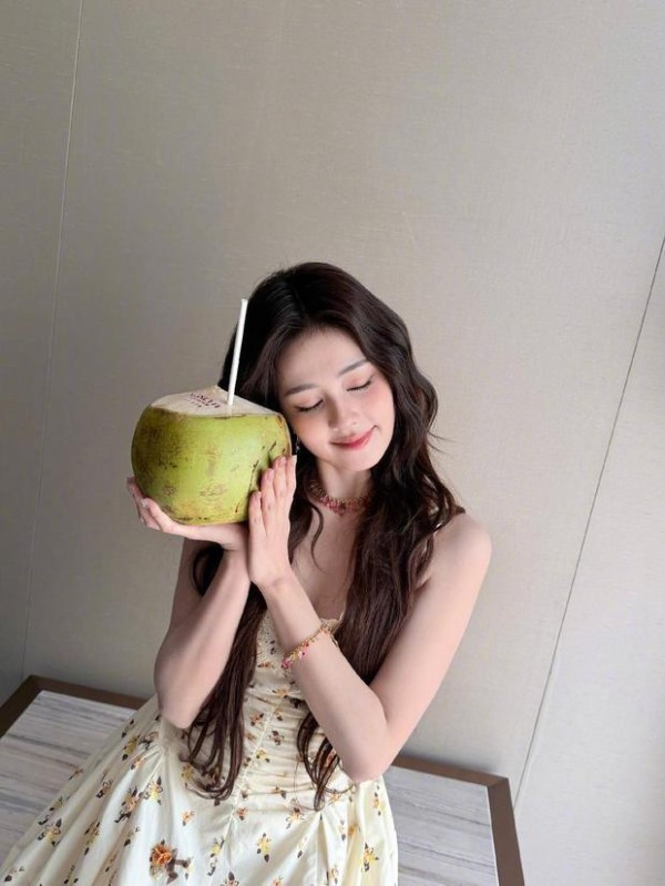 白鹿甜笑娇俏可爱。