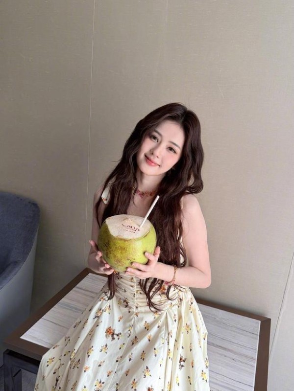 白鹿托椰侧望，神态慵懒又清甜。