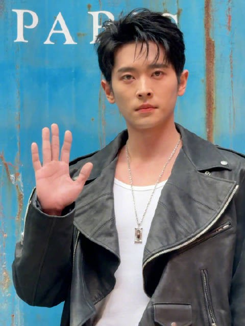 一身all black造型亮相margiela上海大秀