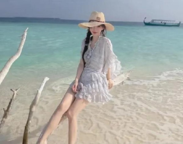 Angelababy愚人节晒海边度假照，颜值和身材依旧天花板