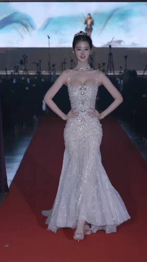 不愧是世界选美冠军，这身材比例真的绝了