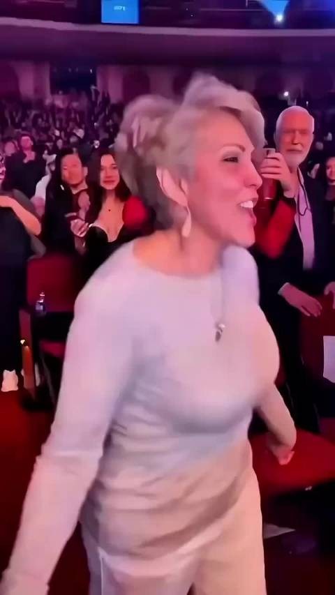 詹妮弗洛佩兹的母亲80岁仍能舞动全场，年龄只是心态！