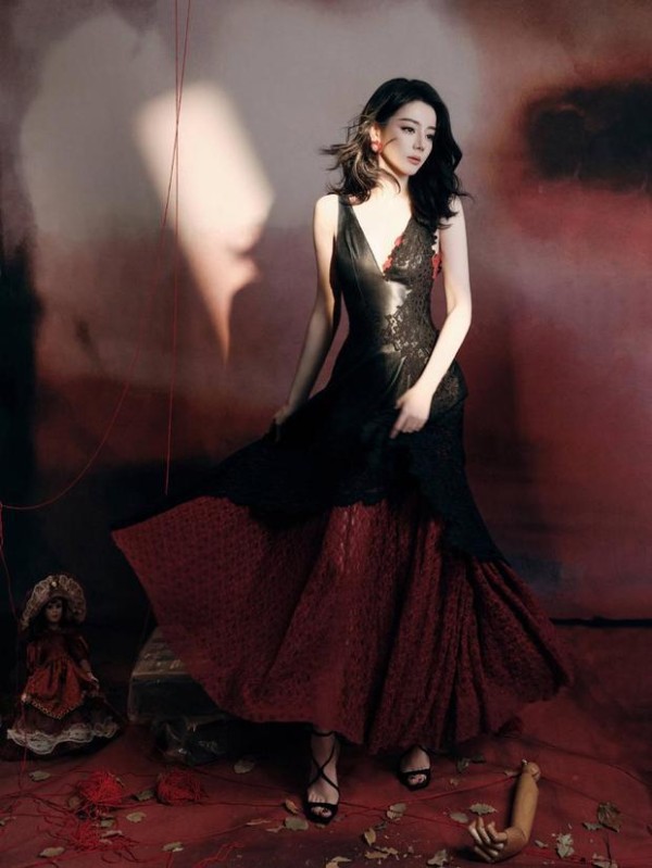 迪丽热巴的皮肤白皙光滑，保养有方。