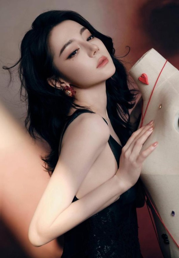 迪丽热巴魅力十足。