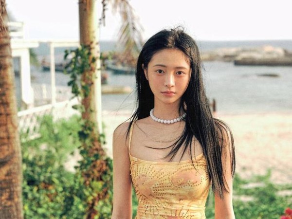 周洁琼对镜甜笑元气满满