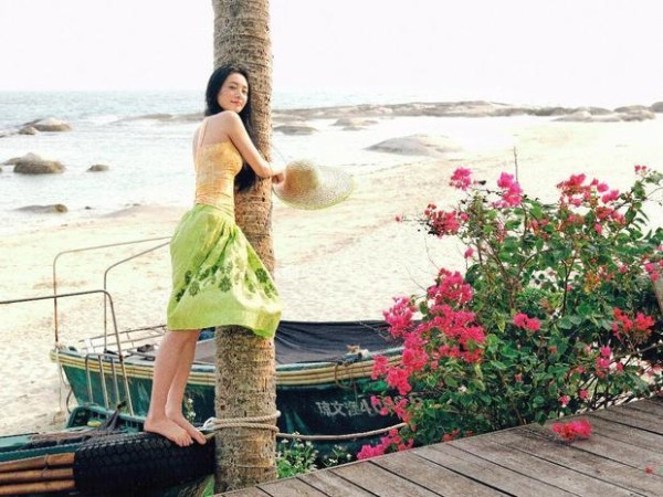 周洁琼赤足玩耍画面唯美动人。