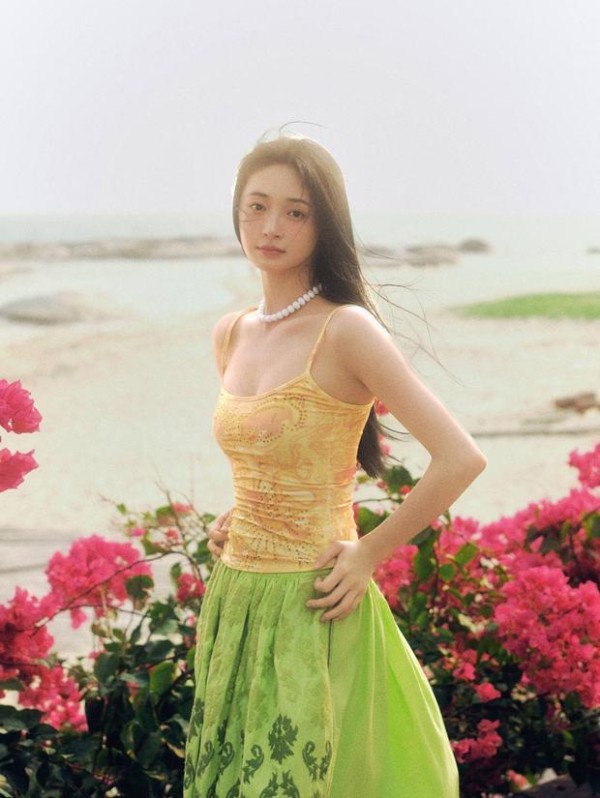 周洁琼对镜甜笑元气满满。