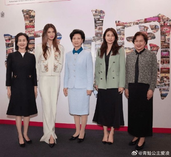 谷爱凌更新社媒：晒与郭晶晶、何超琼同框合照