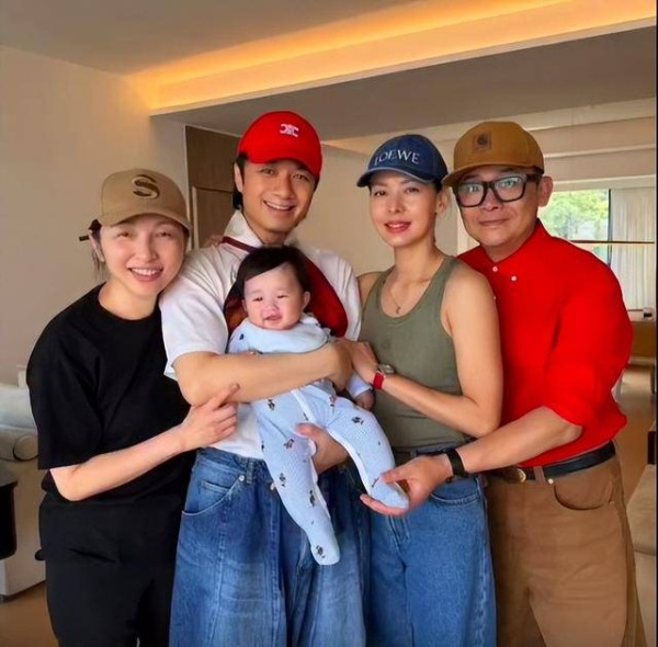 香港知名男星小儿子罕曝光，57岁太太产后状态惊艳，素颜气色极佳