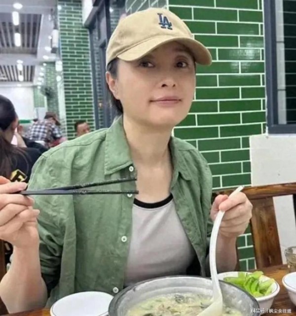 53岁吴越素颜喝粥引热议，无妆胜有妆，自然老去照样美得坦荡