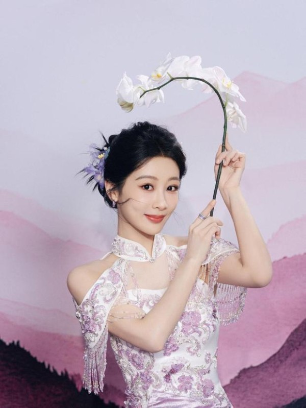 搜狐娱乐讯 2日，杨紫参加活动的造型写真释出，她身穿紫色国风礼裙尽显东方美，宛若春日花神，气质优雅，明媚动人！