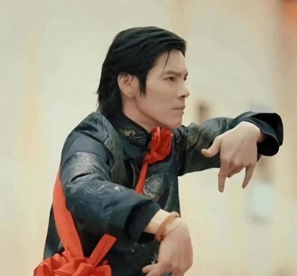 向太也没想到，自己那指望不上的儿子向佐，如今竟把老脸都丢光了