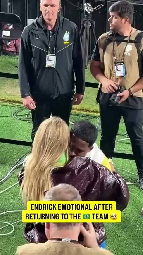 还是个孩子！恩德里克重返巴西国家队，赛后在妻子怀里落泪